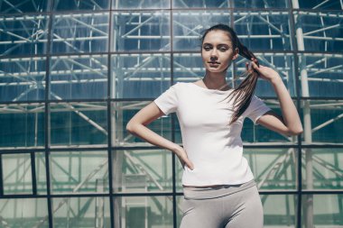 güç kazanıyor düzgün güzel kız uzun saçlı egzersiz açık havada sonra dinlenme