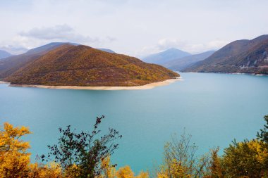 Büyüleyici doğa ve manzara sihirli, nehir su ve dağ tepeleri mavi