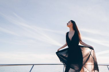 deniz yolculuğu ve tatil lüks bir genç kız siyah yaz giysileri seviyor