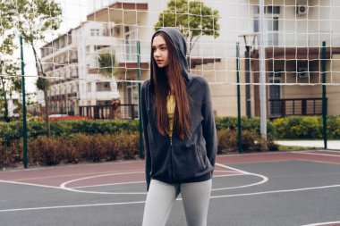 spor alanında egzersizleri yapıyor etkin ince kız güzel bir rakam istiyor