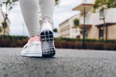 spor spor ayakkabı içinde genç kız trenler ve açık egzersiz yapar