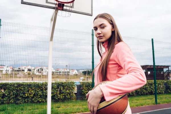 Bir açık spor sahasında basketbol oynarken güzel atletik kız — Stok fotoğraf