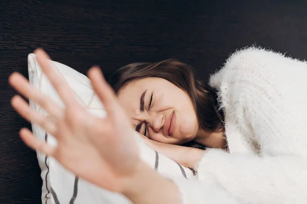 Verärgert schläfriges junges Mädchen liegt frühmorgens auf einem Bett, will nicht aufstehen — Stockfoto