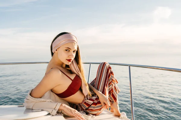 一个奢侈的有钱女人在游艇上休息, 在加勒比海航行 — 图库照片