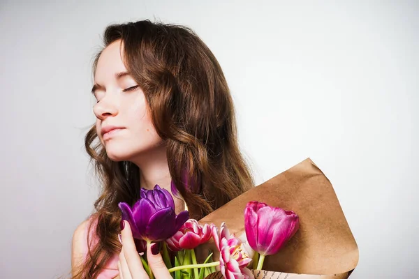 Hermosa joven celebra el día de la madre, tiene un gran ramo de flores fragantes — Foto de Stock