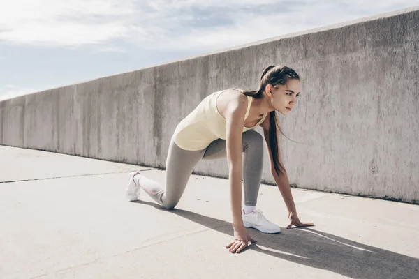 Vertrouwen sport meisje bereid te lopen van een marathon in de buitenlucht, leidt een actieve en gezonde levensstijl — Stockfoto