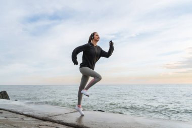 kalıcı güçlü kız koşu, kulaklıklar müzik dinlemek meşgul ve kilo vermek istiyorum