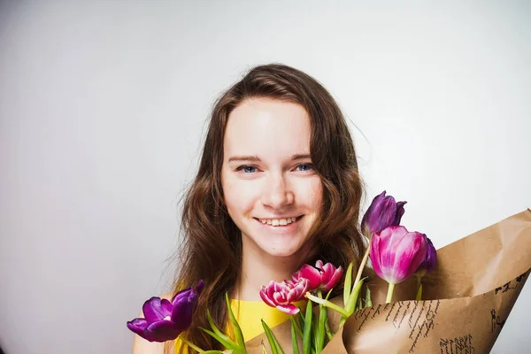 Jovem feliz celebrando o dia da mãe, segurando buquê de flores perfumadas e sorrindo — Fotografia de Stock