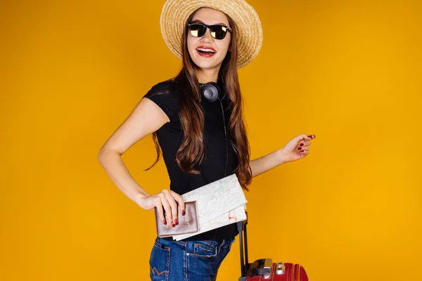 해피 밀 짚 모자와 안경에 긴 머리 소녀 가방, 비행기에 대 한 유지 티켓으로 오랫동안 기다려온 휴가 간다 — 스톡 사진
