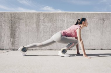 bir maraton koşmak için hazır emin atletik kız başında duruyor ve çalışan ilk gelmek istiyor