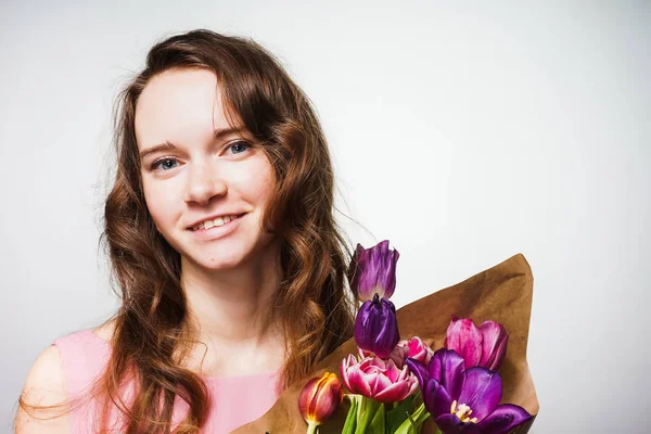 Bela menina atraente celebra Dia Mundial da Mulher, mantém um buquê de flores perfumadas — Fotografia de Stock