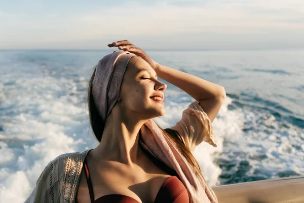Attraente ragazza felice con un velo sulla testa poggiata su uno yacht, è andato in vacanza alle isole — Foto Stock
