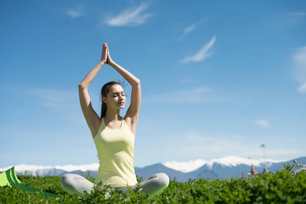 Mírové mladá dívka medituje v přírodě, zabývající se jóga na slunci — Stock fotografie
