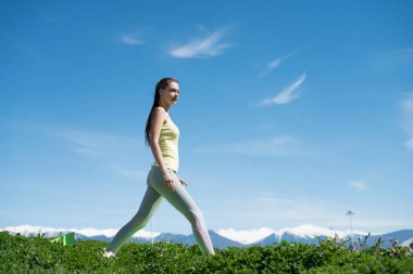 etkin ince genç kız parkta güneşin, yoga yapan derin derin düşünür