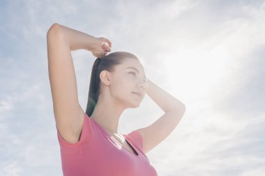 kendine güvenen ince kız spor açık havada için giriyor, egzersizleri yapar ve kilo vermek istiyor