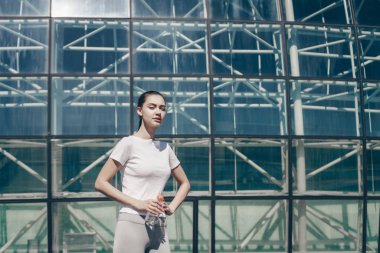 ince kendine güvenen genç kız açık yapıyor egzersiz, kilo vermek istiyor