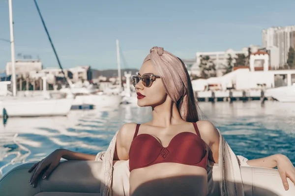 Luxus, szép fiatal lány napszemüveg ellazítja és nyugszik a jacht, vitorla a Karib-tenger — Stock Fotó
