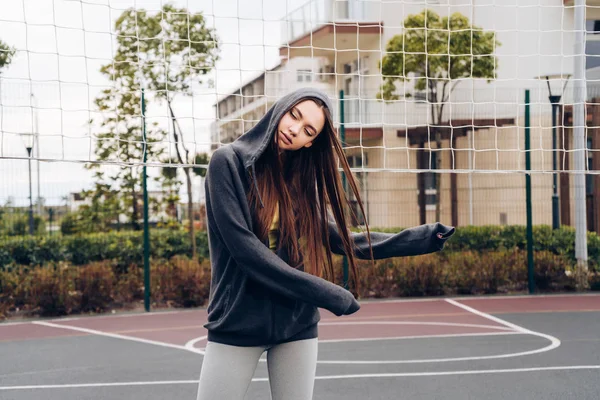 Langharige jong meisje in de sport kleding treinen en doet oefeningen, wil om gewicht te verliezen — Stockfoto