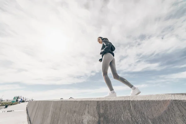 Slanke sportieve meisje loopt rond de zee wil om gewicht te verliezen — Stockfoto