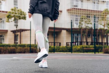 egzersizleri yapıyor ve bacak kasları açık spor alanı pompalama atletik genç kız