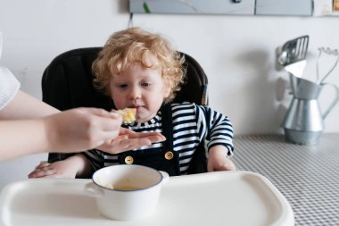 bakım iyi anne beslemeleri küçük kıvırcık oğlu yararlı püresi ile ailece kahvaltı