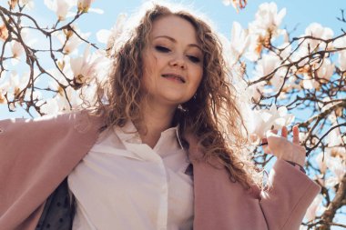 sevimli kıvırcık kadın bahar ve sıcaklık Park zevk, gülen ve having fun