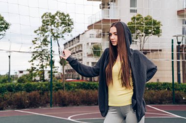 bir açık spor alanı egzersizleri yapıyor emin ince kız istiyor kilo vermek