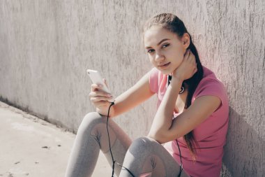 atletik genç kız atlet açık havada koşu önce güç ve enerji kazanır