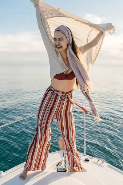 Divatos nyári nadrág-boldog nevető lány élvezi a nyaralást egy jachton, szórakozás — Stock Fotó
