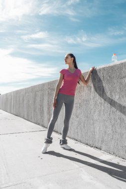 güneşin, egzersizleri yapıyor emin atletik kız istiyor kilo vermek