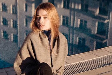 güneşin, havuzun rahatlatıcı zevk güzel genç sarışın model kız kameraya bakıyor