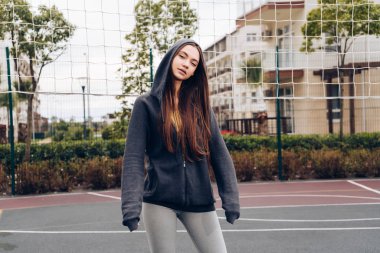 kendine güvenen genç kız trenler bir spor zemin üzerinde yol açar bir aktif ve sağlıklı yaşam tarzı