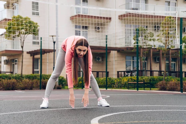 Atletische jong meisje oefening te doen en oefenen op outdoor sportveld, wil om gewicht te verliezen — Stockfoto