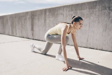 Açık havada uzun mesafe çalıştırmak için hazırlanan emin spor genç kız