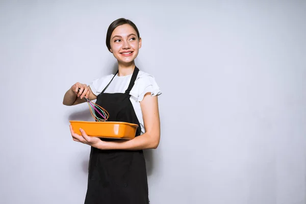 Счастливая улыбающаяся девушка шеф-повар готовит вкусное блюдо на ужин — стоковое фото