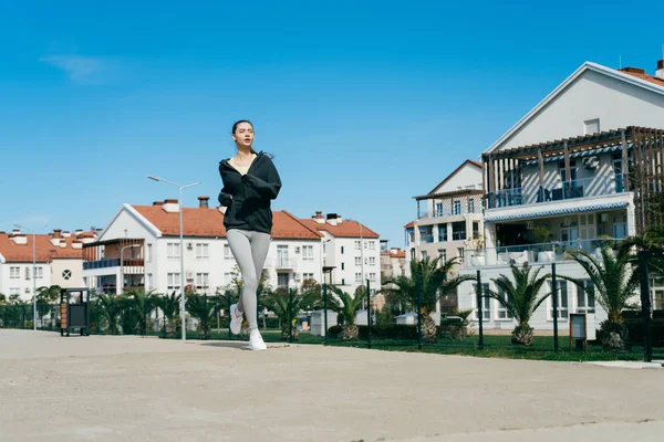 Veloce fiducioso giovane ragazza che corre sotto il cielo blu, vuole perdere peso — Foto Stock