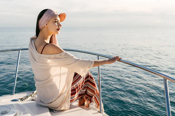 Güzel şık kız bir tatil yat ve deniz yolculukta hoşlanır — Stok fotoğraf