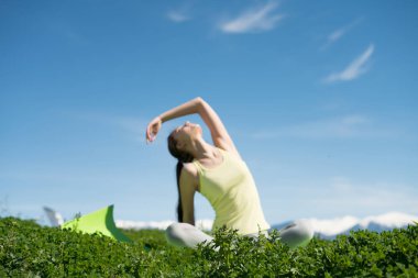 Yoga yaparken park, yeşil çim üzerinde meditasyon huzurunun ince kız