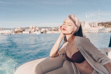 huzurlu güzel bir kız bir tatil ve deniz yolculuğu sahiptir onun yatta, gözleri kapalı