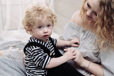 Genç Anne küçük oğlu ile çalış bir tür var eğlenceli ve kahkaha