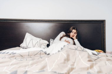 yorgun genç kız pijama çalışma, dinlenme sonra gece geç saatte yatakta yatıyor