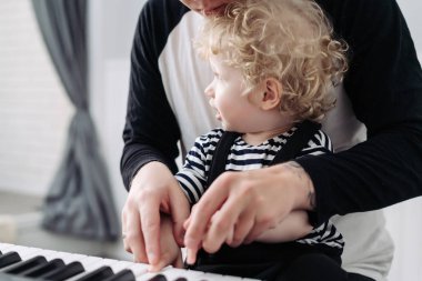 Genç Baba öğretir onun küçük oğlu çocuk çocuk piyano, birlikte vakit geçirmek için
