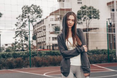 emin atletik kız bir açık spor alanı, egzersiz kilo vermek istiyor