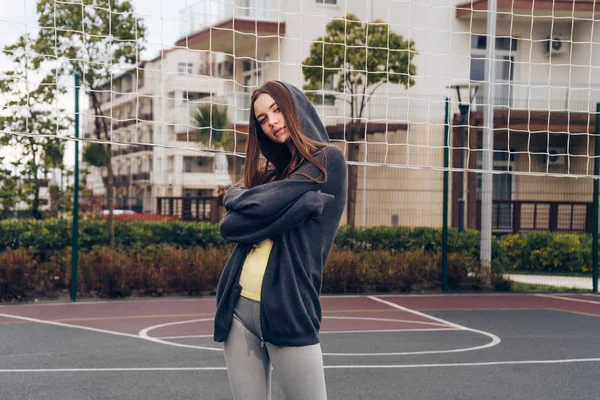 ince uzun boylu kadın spor giyim spor alanında egzersizleri yapıyor ister kilo vermek