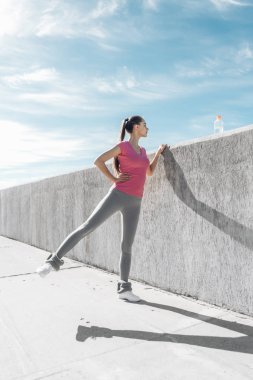 bacaklar için egzersizleri yapıyor spor giyim aktif genç kadınları kilo vermek istiyor