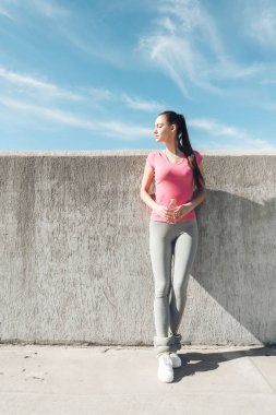 güç ve enerji kazanıyor koşuya güneşin, sonra dinlenme ince atletik kız