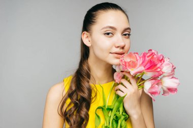 bir buket kokulu pembe çiçek tutan bahar zevk çekici genç kız