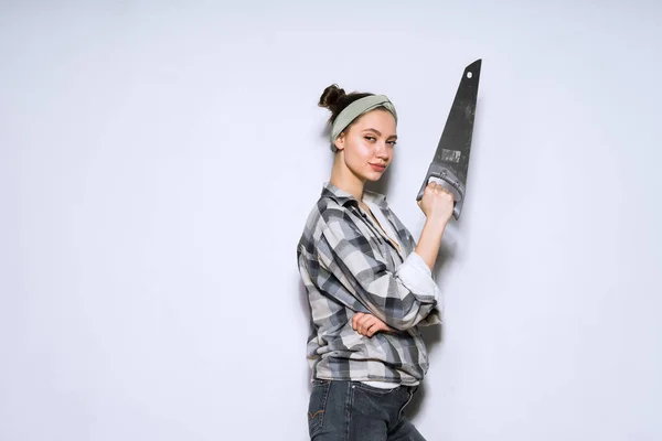 Fiduciosa giovane donna costruttore tenendo in mano una sega metallica affilata, riparazione in appartamento — Foto Stock
