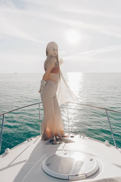Gorgeous stylish girl posing on her yacht in the sun, sailing the Caribbean sea — Stock Photo, Image