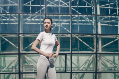 Açık havada, spor yol için etkin ve sağlıklı bir yaşam tarzı atletik güzel kız gider